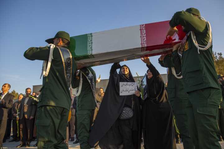 تشییع پیکر سه شهید گمنام توسط دانش‌آموزان عباس‌آباد مازندران