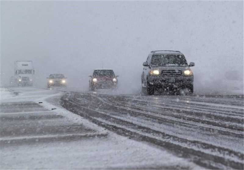 بارش برف در محورهای کوهستانی مازندران؛ سطح جاده ها لغزنده است
